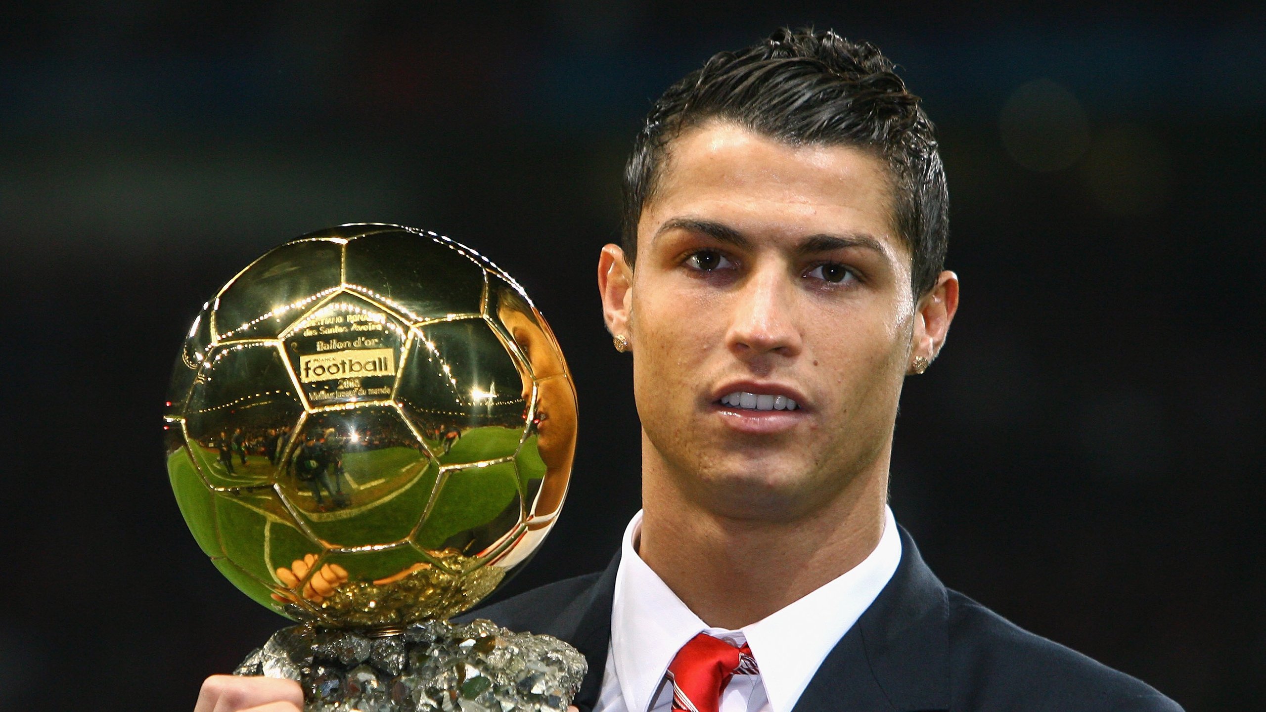 九游官网-皇马领跑西甲，巴萨紧追不舍，榜首大战一触即发，皇马和巴萨两队进行足球比赛,最后皇马5_3获胜